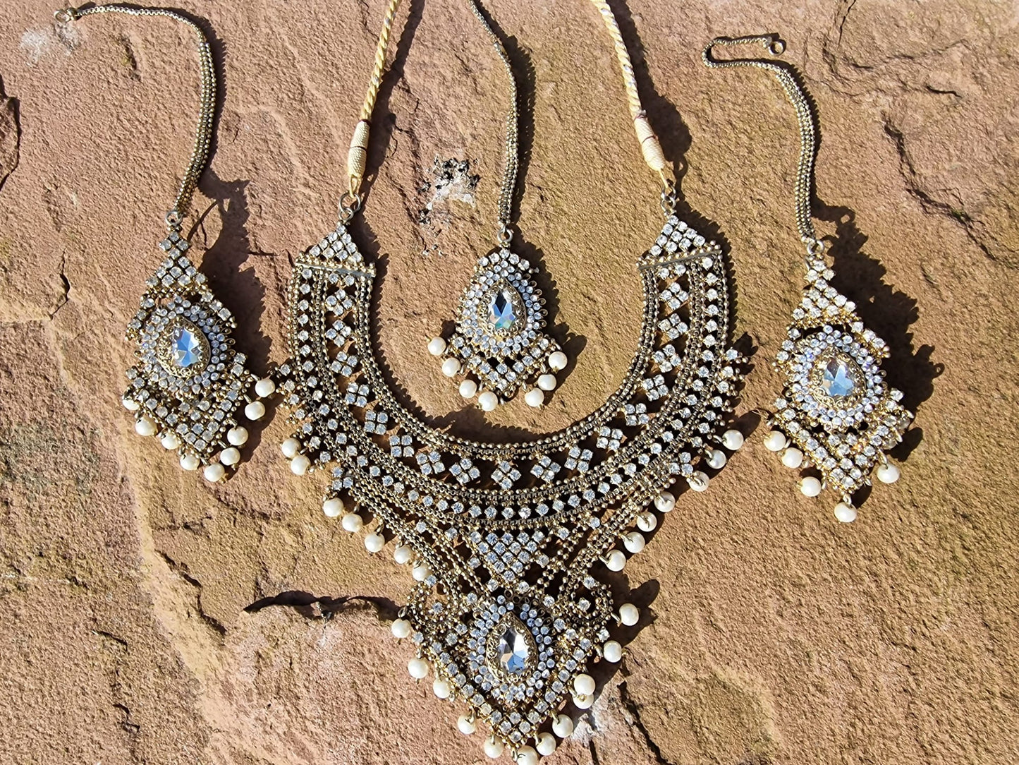 White Mangusi Set Silver Round Shaped Pearls