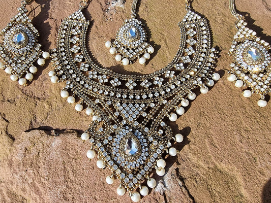 White Mangusi Set Silver Round Shaped Pearls