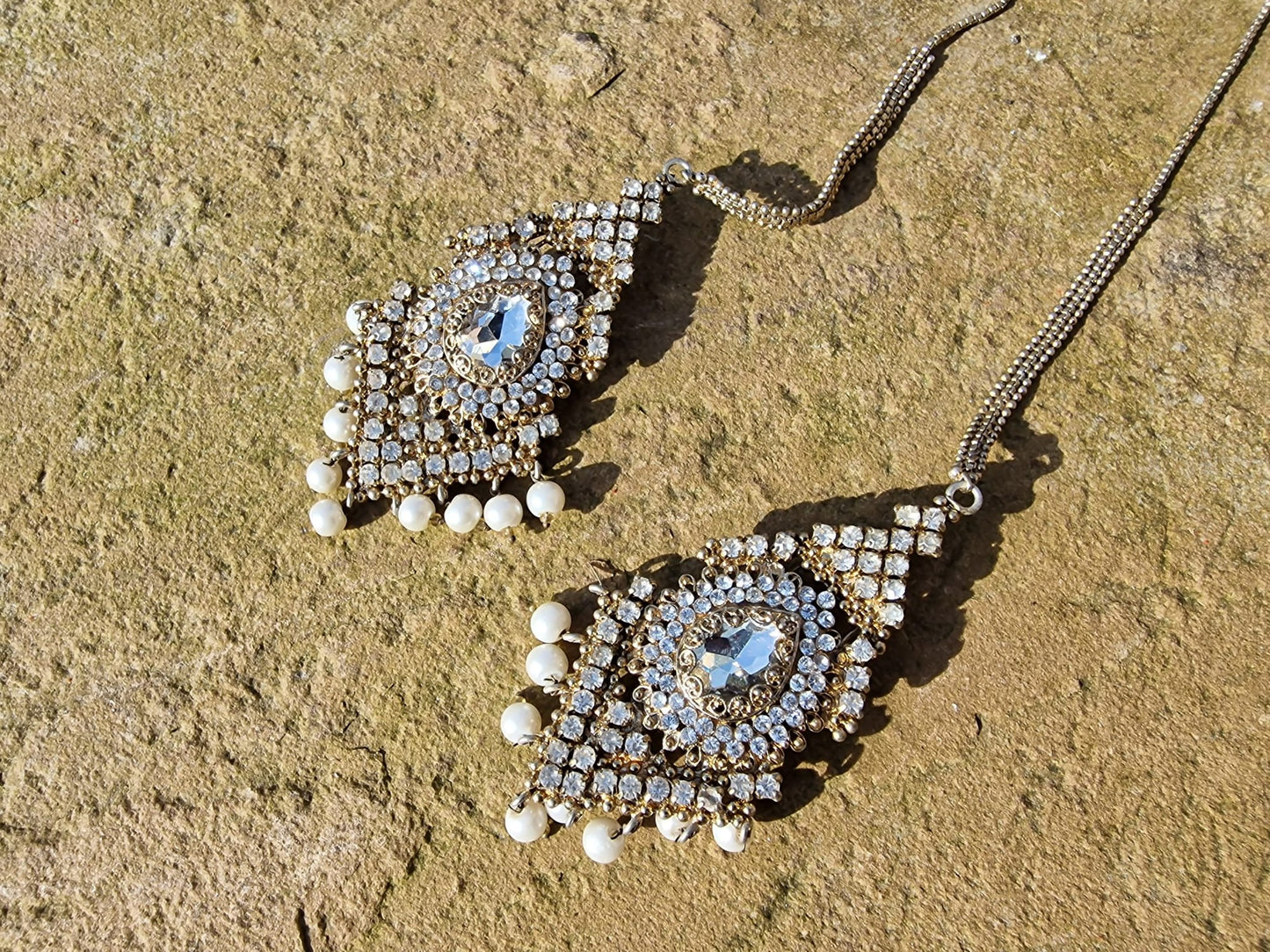 White Mangusi Set Silver Round Shaped Pearls