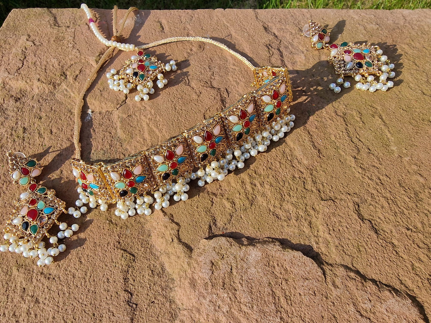 Choker Multicolor with White Pearls, Granite, Aquamarine, Sapphire and Emerald Stones Colors