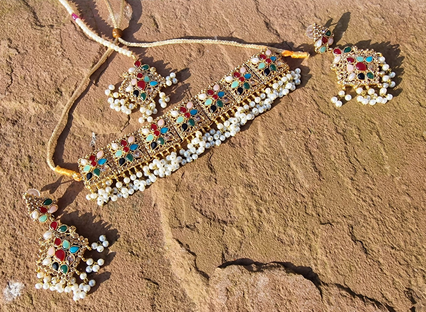 Choker Multicolor with White Pearls, Granite, Aquamarine, Sapphire and Emerald Stones Colors